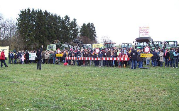 300 Bürger Demonstrieren gegen Baubeginn für A94 in Pastetten