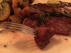 Lendensteak mit bratkartoffeln